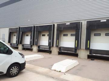 Changement de panneaux sur des portes sectionnelles à Toulouse