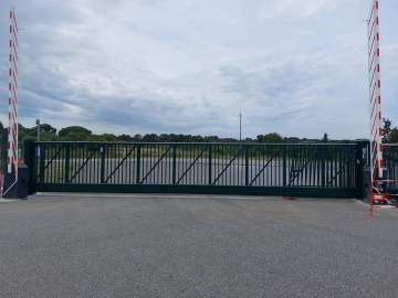 Installation d’un portail autoportant avec des barrières automatiques à Toulouse