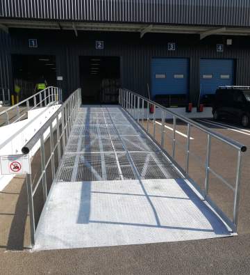 Pose d'une rampe d'accès à Bassens