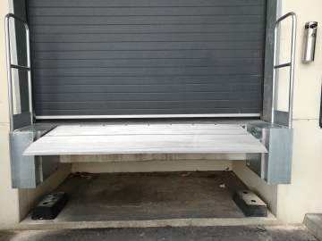 Pose d'une mini rampe de quai manuelle