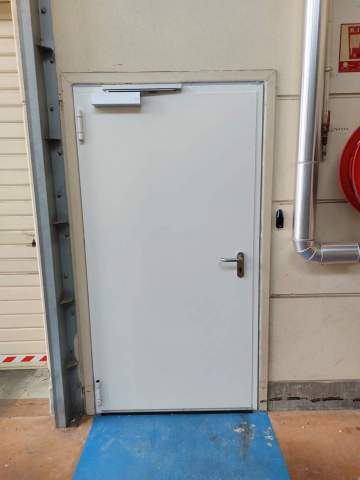Installation d’une porte de service chez un client situé à Agen