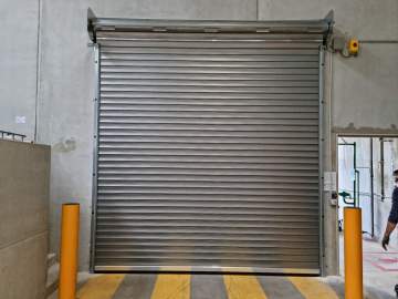 Installation d’un rideau métallique isolé en remplacement d’une porte souple automatique à TREBES