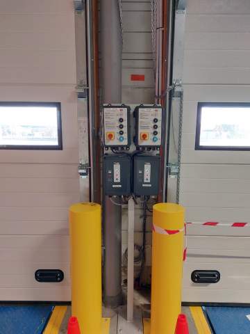 Création et installation de poteaux pour le maintien des coffrets de commande des portes sectionnelles et des niveleurs de quai à TOULOUSE