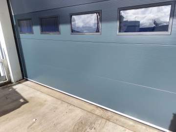 Réparation d’une porte sectionnelle pour un bâtiment situé à Toulouse