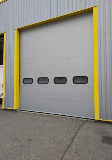 Installation d’une porte sectionnelle pour garage automobile à Toulouse