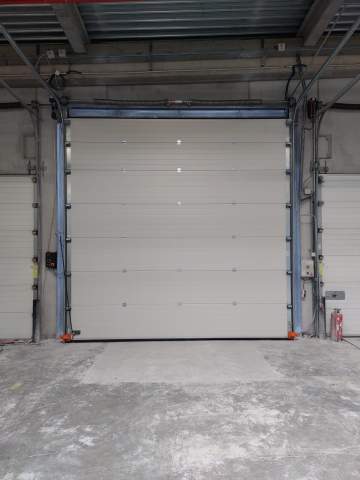 Remplacement d’une porte sectionnelle sur un site de logistique à Toulouse.