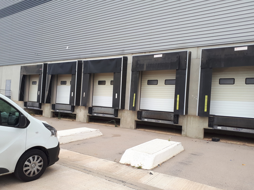 Changement de panneaux sur des portes sectionnelles à Toulouse