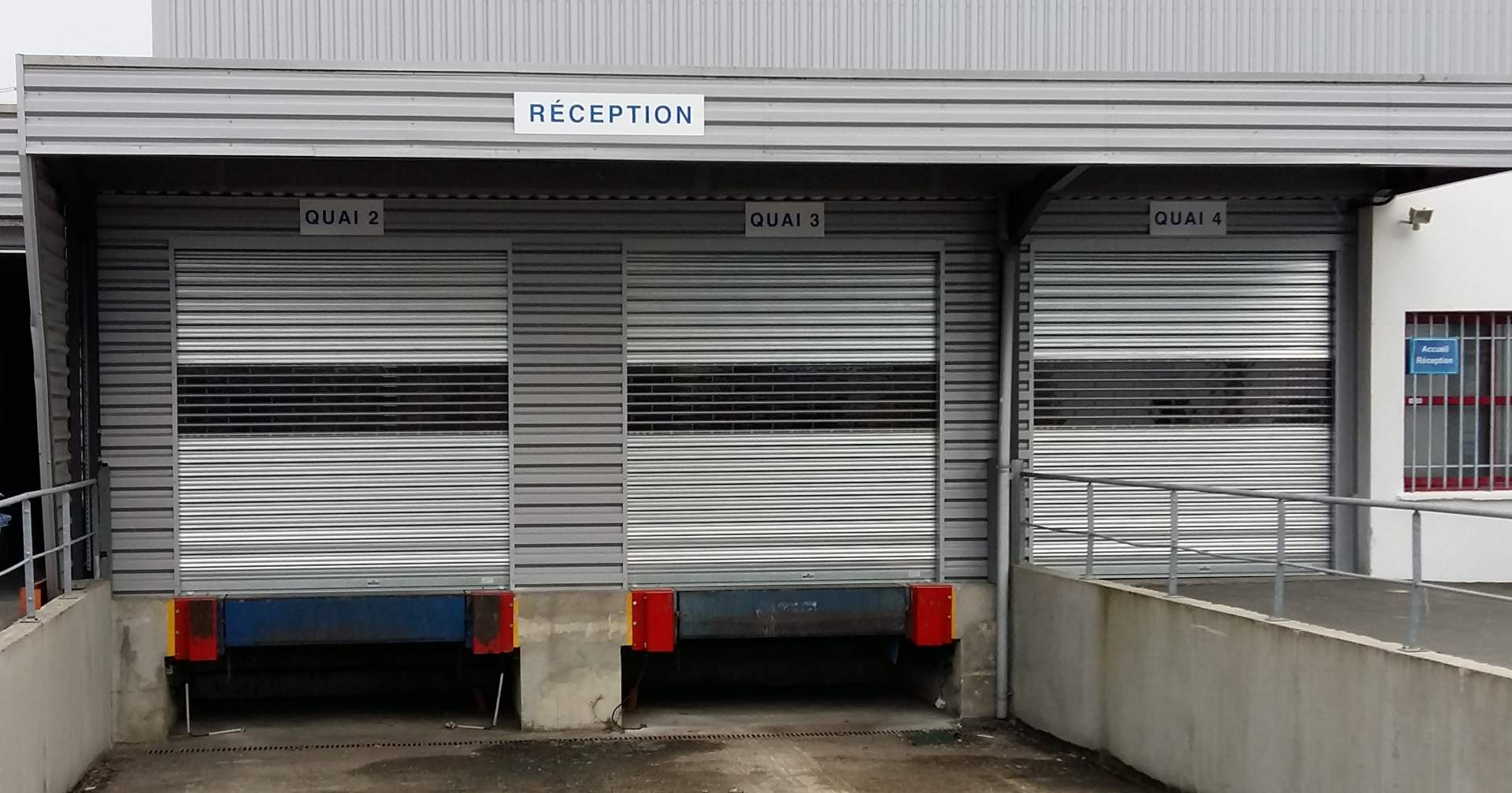 Installation de rideaux métalliques pour fermeture de quai à Saint-Loubes