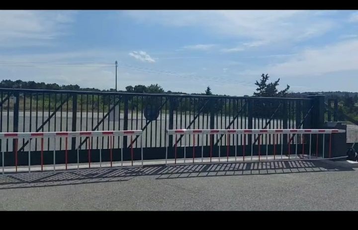 Installation d’un portail autoportant avec des barrières automatiques à Toulouse