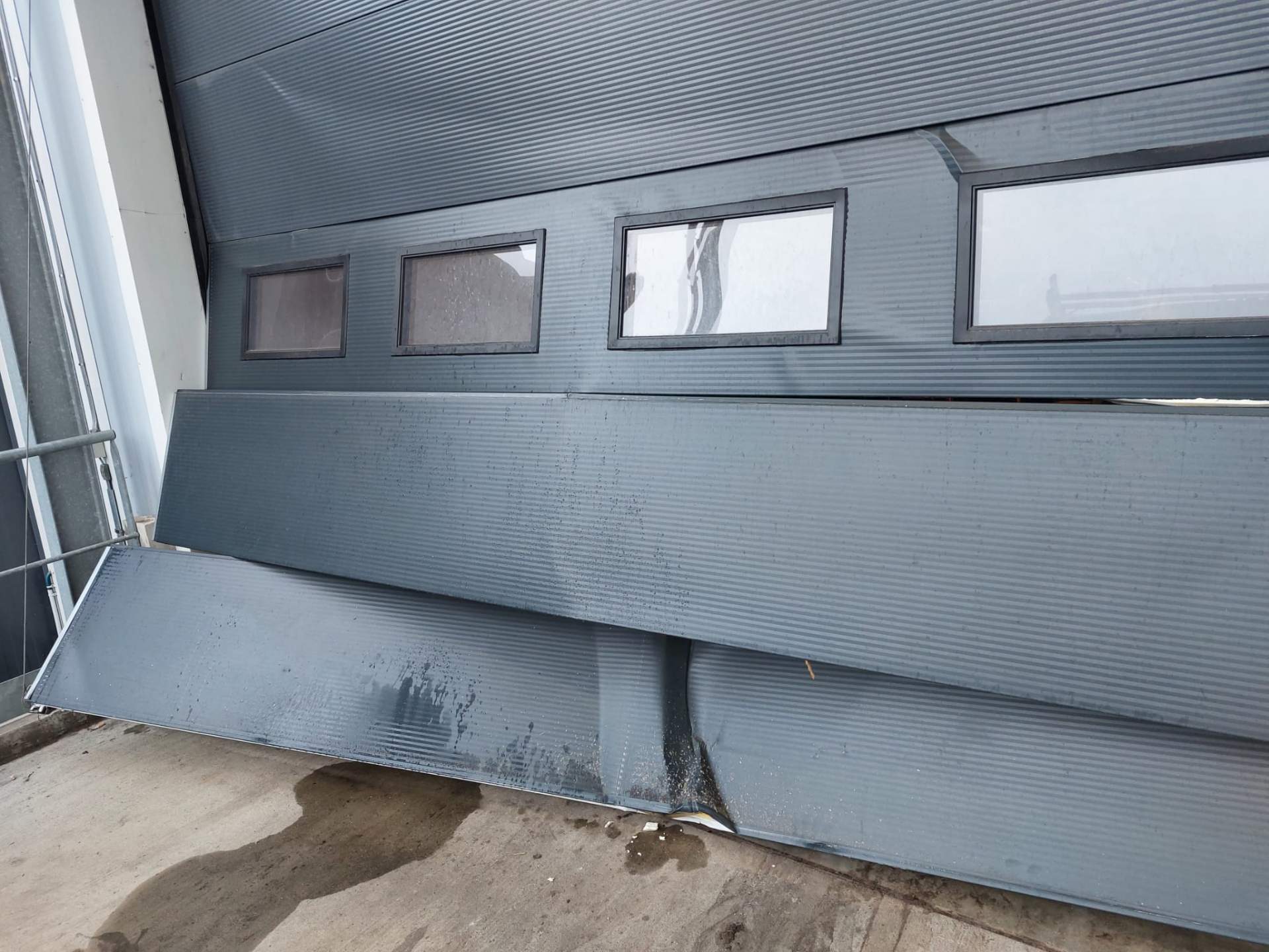 Réparation d’une porte sectionnelle pour un bâtiment situé à Toulouse