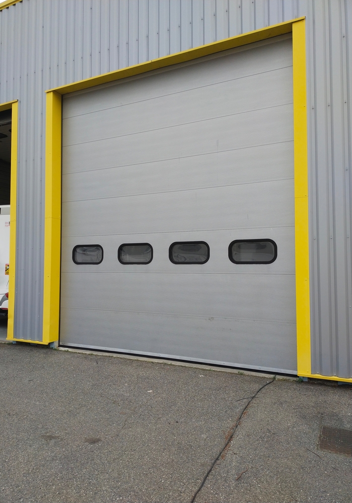 Installation d’une porte sectionnelle pour garage automobile à Toulouse