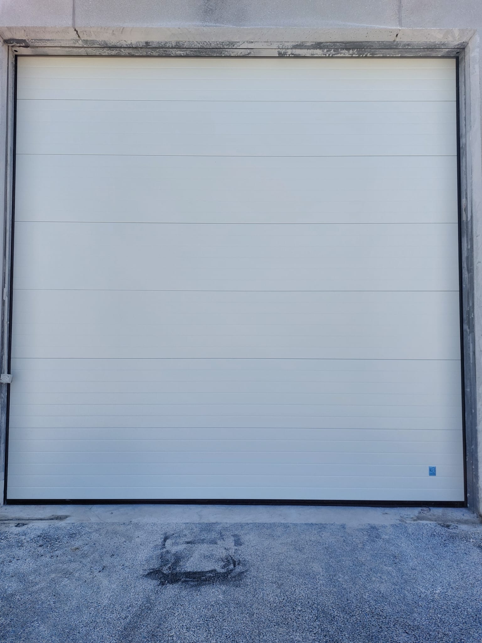 Remplacement d’une porte sectionnelle sur un site de logistique à Toulouse.