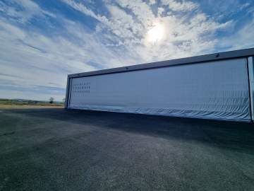 Installation d’une porte rapide sur mesure pour un site aéronautique à Toulouse
