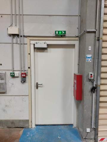 Installation d’une porte de service chez un client situé à Agen