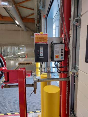 Création et installation de poteaux pour le maintien des coffrets de commande des portes sectionnelles et des niveleurs de quai à TOULOUSE