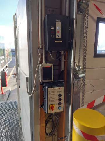 Création et installation de poteaux pour le maintien des coffrets de commande des portes sectionnelles et des niveleurs de quai à TOULOUSE