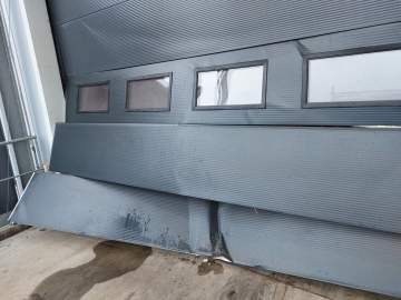 Réparation d’une porte sectionnelle pour un bâtiment situé à Toulouse