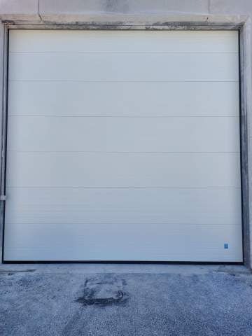 Remplacement d’une porte sectionnelle sur un site de logistique à Toulouse.